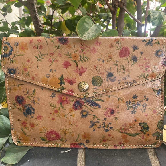 Patricia Nash Tan Floral Leather Wallet - Picture 4 of 11